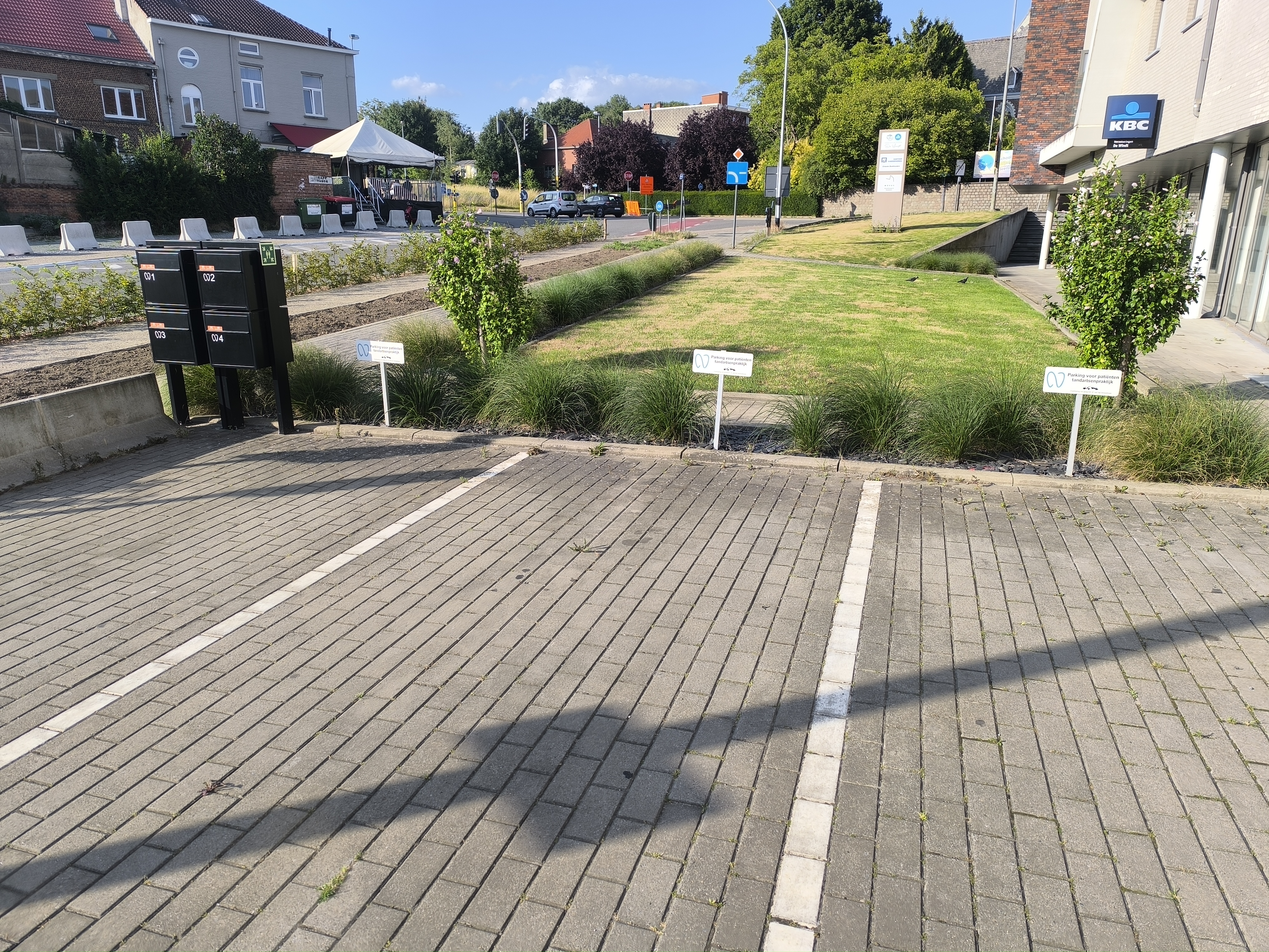 Parkeerplaatsen aan de ingang